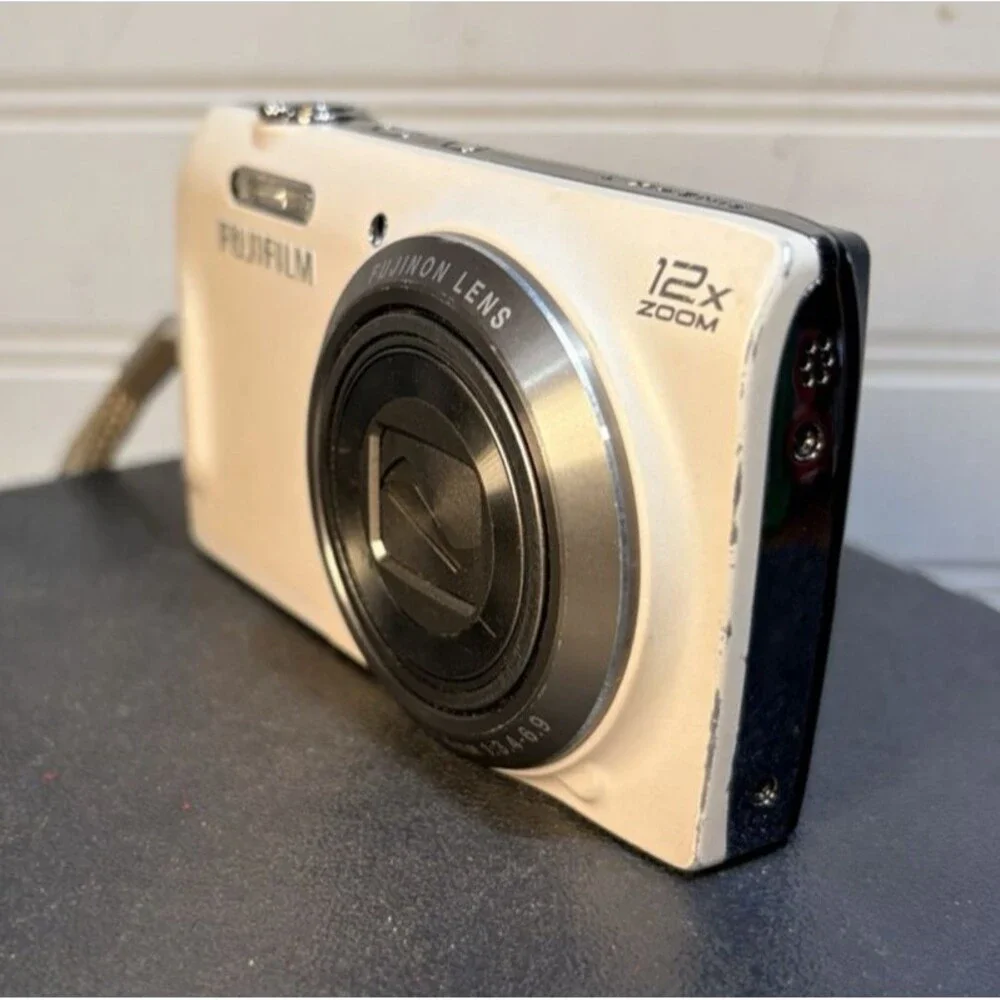 Fujifilm finepix T550 White Digital Camera 16MP - 8 GB SD Card  & 3 Batteries
